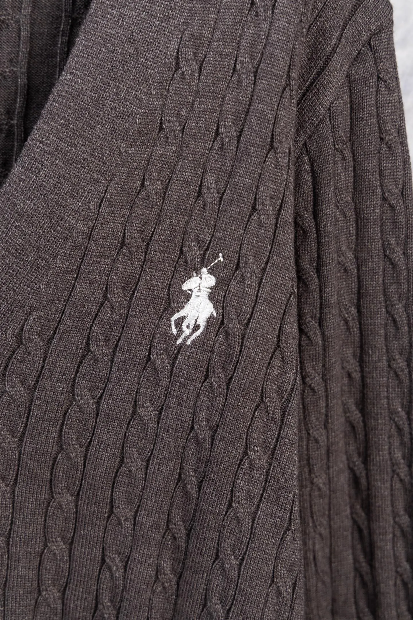 P190 Ralph Lauren Classic V-neck Solid Color Pony Embroidered Logo Knitted Cardigan Long Sleeve Ralph Lauren Classic Basic Versatile Twist Knitted Cardigan Long Sleeve Main supply platform live broadcast Wholesale entity Replenish when out of stock Not removed from the shelves Quality 1:1 patterning Complete three standards Correct version of pony logo Imported quality cotton yarn Focus on high-end Cost-effective Good quality Needless to say Zhao Lusi's same style is really amazing, so sweet I'm so beautiful. This cardigan is really good-looking. It's simple and easy to wear. It's a must-have for goddess ootd. Good-looking clothes are never picky. A must-have in the wardrobe of goddesses. Size: S-XL. Color: Navy blue, red, khaki, dark gray.